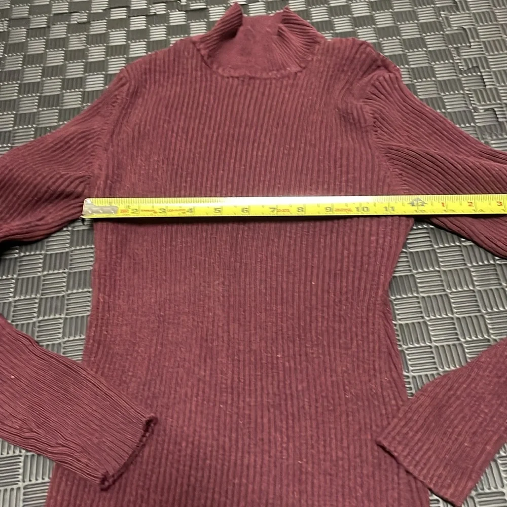 maroon Croft & Barrow mock ribbed turtleneck size medium